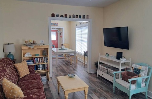 Biloxi Cottage | 2 Bedroom Cottage/golf cart