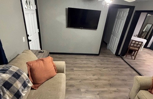 Meridian House | 2 bedroom cozy country cabin 1 minute from town.
