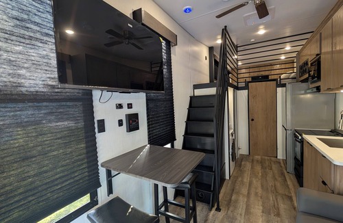 Satsuma House | 2 Bedroom FREE Boat ON CANAL fish out back and fire pit more FUR BABIES welcome