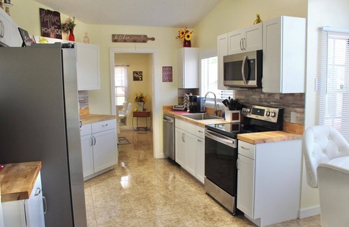 Candler House | 2-bedroom house in tranquil Ocala with cool AC breeze