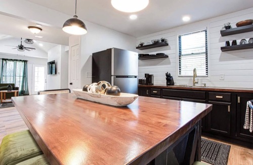 College Park Cottage | 2 Bedroom Modern Lake House Close to Midtown