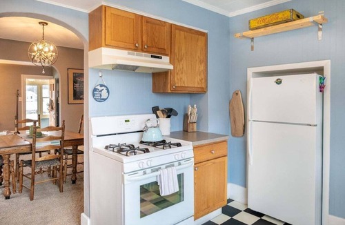 Holland House | 2-Bedroom Pet-Friendly Cottage | Near Downtown Holland, Walk to Dining & Parks