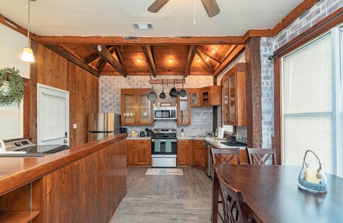 Montgomery House | 2 BR Cloverdale Duplex w/Large Country Kitchen