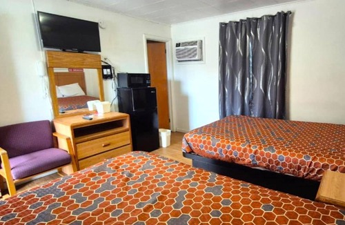 Cadillac Hotel | 2 Bright, Clean Rooms Perfect for Quick Weekend Getaways, Free Parking