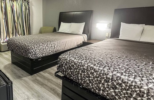 Guntersville Hotel | 2 Convenient Room Steps with 2 Queen Beds near Guntersville Nature Spots