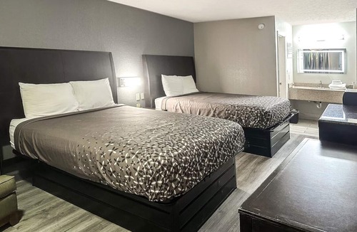 Guntersville Hotel | 2 Convenient Room Steps with 2 Queen Beds near Guntersville Nature Spots