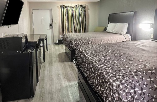 Guntersville Hotel | 2 Convenient Room Steps with 2 Queen Beds near Guntersville Nature Spots