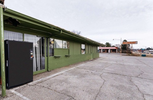 Holly Springs Apartment | 2 Full Beds | Non-Smoking