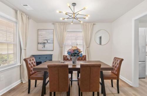 Westview House | 2 Kitchens & 2 Living Rooms Near Mercedes Benz Stadium, Perfect for World Cup!