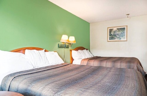 Ashburn Hotel | 2 Lodgings Walk to World's Largest Peanut Statue | 2 Queen Beds | Free Parking