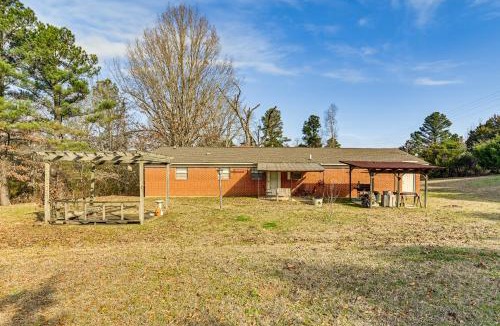 Starkville House | 2 Mi to MSU Campus! Family Abode w/Spacious Yard