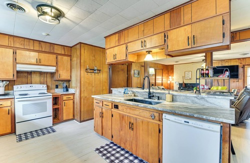 Starkville House | 2 Mi to MSU Campus! Family Abode w/Spacious Yard