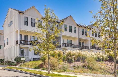 Chosewood Park House | 2 Mi to Zoo Atlanta: Modern Townhome w/Balcony