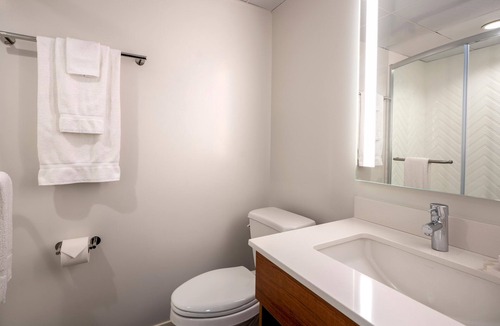 Faubourg Delassize Hotel | 2 Queens Std Room, Holiday Inn – City Views, Prime Location Downtown