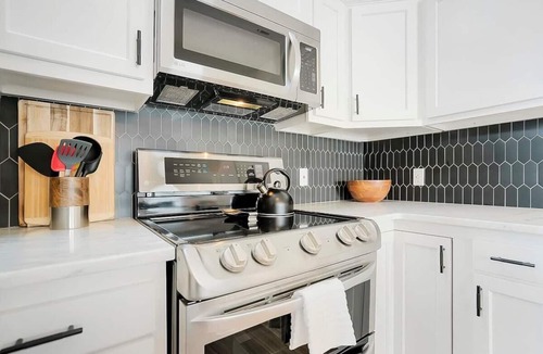 Downtown Historic District Apartment | 2 Steps to Ice Plant, Apt in Downtown St. Aug