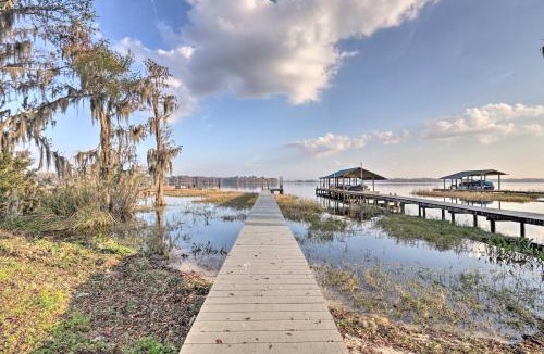 Earleton House | 20 Mi to UF Campus: Santa Fe Lake Escape w/Dock!