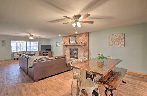 Earleton House | 20 Mi to UF Campus: Santa Fe Lake Escape w/Dock!