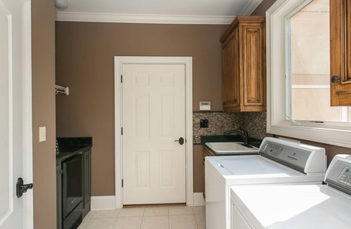 Greensboro House | 20% Off Until 2027, Elevator, Lake Front, Pool, Pontoon, Theater, Fire Pit, WOW
