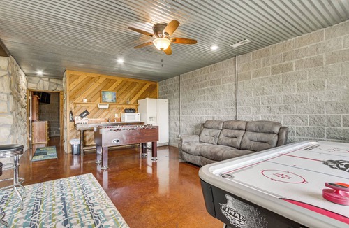 Tuscumbia Cabin | 210-Acre Cabin w/Trails & Hot Tub in Tuscumbia!