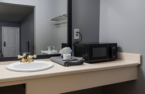Jackson Apartment | 259 Gated King Bed Hotel Room