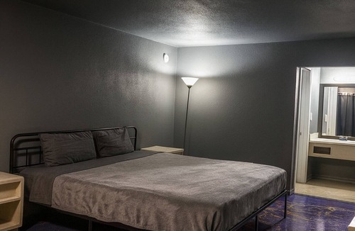 Jackson Apartment | 259 Gated King Bed Hotel Room