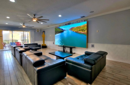 Loughman House | 28-bedroom Global Hollywood, sleeps up to 70