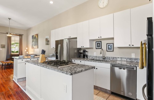 New Orleans Apartment | 2BD On Streetcar | Balcony+Parking | Cafe