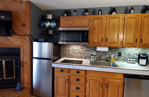 Mancelona Condo | 2bdrm sleeps 6. KING bed! Pool, Wifi, Fireplace, Steps to pink lift!