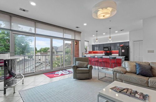 Tuscaloosa Condo | 3-bedroom 3.5 bath condo! Gated Parking, Roof Deck, Steps to Stadium & Strip!