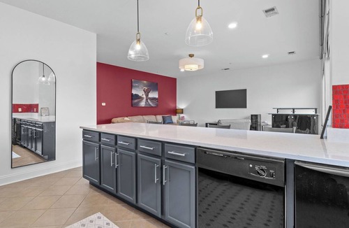 Tuscaloosa Condo | 3-bedroom 3.5 bath condo! Gated Parking, Roof Deck, Steps to Stadium & Strip!