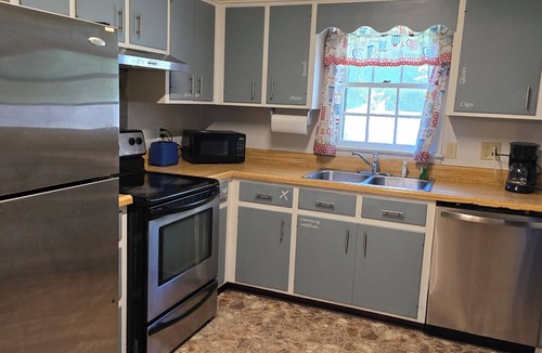 Tifton House | 3 bedroom close to downtown for business or pleasure travelers.