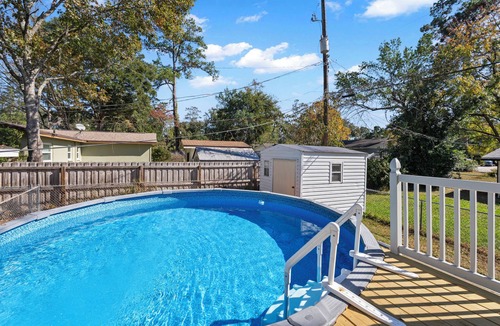Gainesville Ski Chalet | 3-bedroom entire house with pool near UF and Santa Fe College.