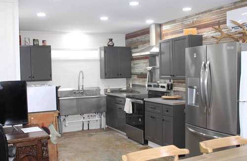 DeRidder Cabin | 3-bedroom Hickory Hill Lodge on a Lake, Sleeps 10 + 2 Living Spaces + 2 Kitchens