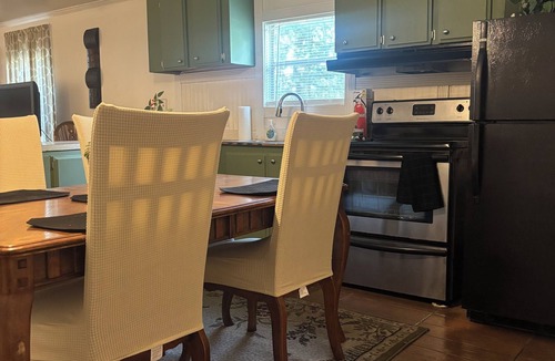 Chatawa House | 3-bedroom mobile home in wonderful Mount Hermon with WiFi, AC, and internet.