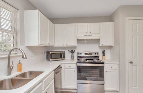 Austell House | 3 Bedroom Townhome L-554131 by Houzlet