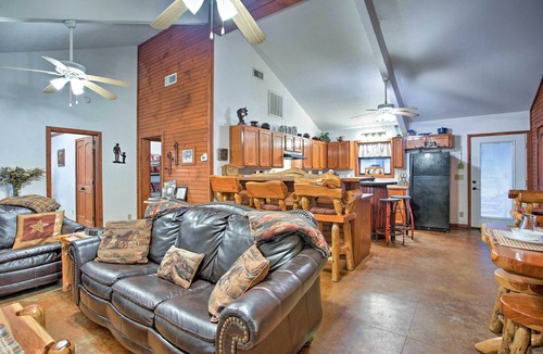Broken Bow Cabin | 3 Mi to Broken Bow Lake: Cabin w/Hot Tub & Deck!