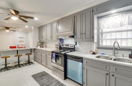 Pine Bluff House | 3 Mi to Saracen Landing! Family Getaway w/Deck