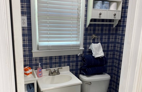 Auburn Cottage | 3 miles from the Auburn campus and Jordan Hare Stadium!