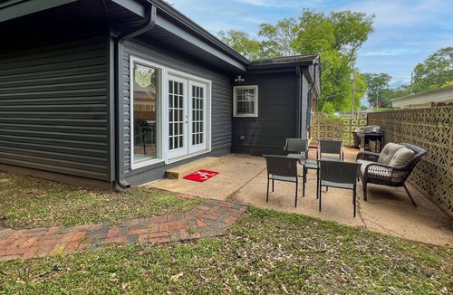 Northport House | 3 min drive to T-town! Big Al Blow Up, 5 TVs, Grill, 2 Living Rms, Bkyd & Patio