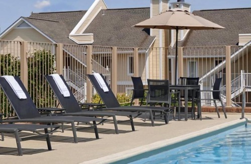 Crestline Heights House | 3 Modern Units Near Birmingham Zoo! Seasonal Pool, FREE Parking, Pets Allowed!