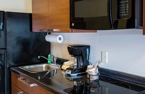 Lithia Springs Hotel | 3-Room Stay w/Kitchens Near Downtown Atlanta & Top Attractions