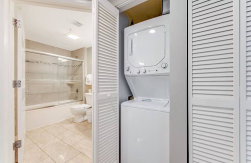 Seabreeze Historic District Resort | 3BD/Daytona - Beach, Pools, Lazy River, Bar, Slides