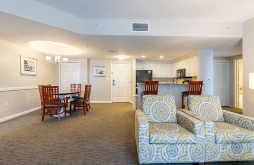 Seabreeze Historic District Resort | 3BD/Daytona - Beach, Pools, Lazy River, Bar, Slides