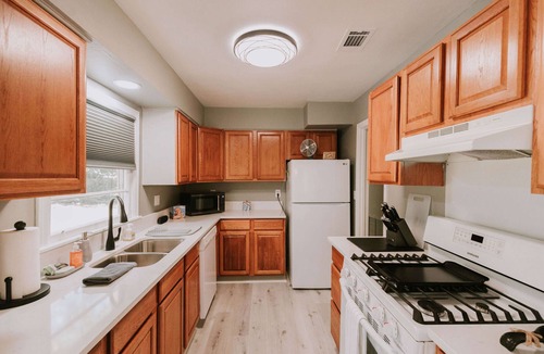 Ocean Springs House | 3bedroom near beach & downtown Ocean Springs! in golf cart district - Sandy Toes