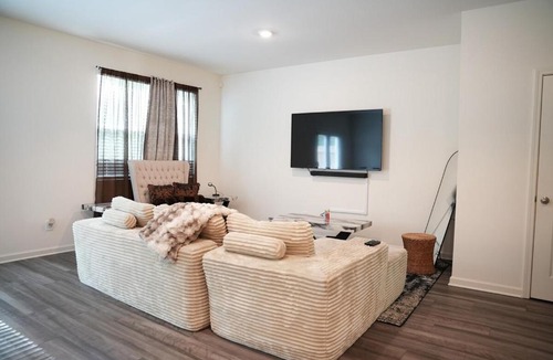 Clarkdale House | 3BR Home 15 Min from airport Perfect for Couples
