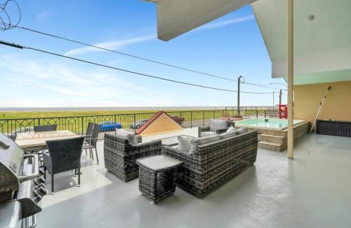 West End House | 3BR lake retreat - pool, hot tub & balcony views
