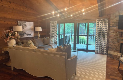 Waleska House | 4 B/R, Flat Lot, Only a few Steps to the Water, Beautiful Lake Front, Quiet Cove
