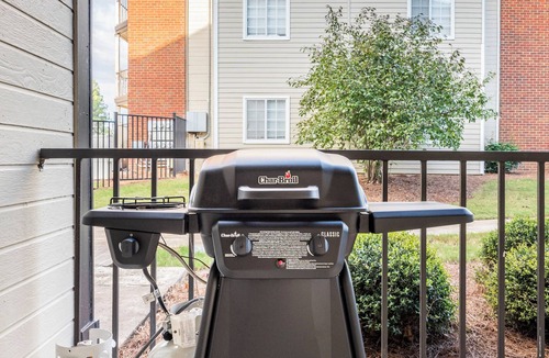 Auburn Condo | 4 Bed, 2 Bath, Dog Friendly, Well Equipped Kitchen, Easy 1 Mile to Jordan-Hare, Ample Parking, Pool