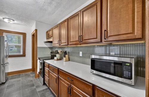 Lansing House | 4 bed/2 bath, Relaxing, Seating for 8, Family Gathering location