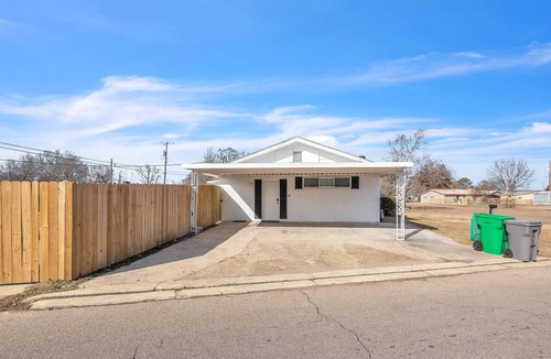Columbus House | 4-bedroom, 2 bath house Sleeps up to 15 Columbus, MS Huge Living Room